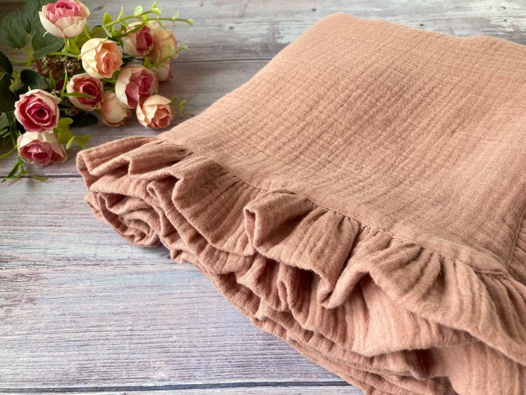 Bomullsmuslin babyfilt med volanger - gammelrosa