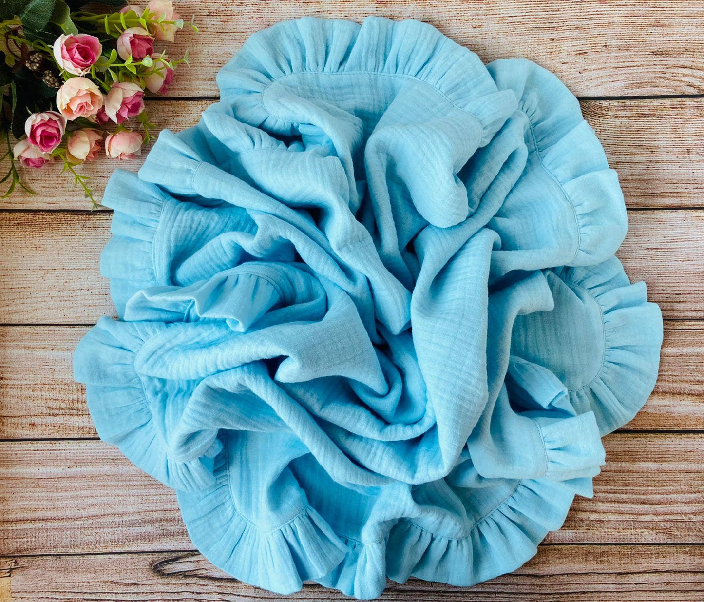 Bomullsmuslin babyfilt med volanger - ljusblå