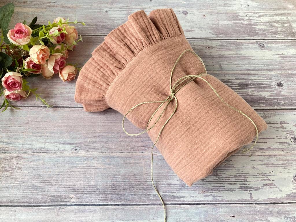 Bomullsmuslin babyfilt med volanger - gammelrosa
