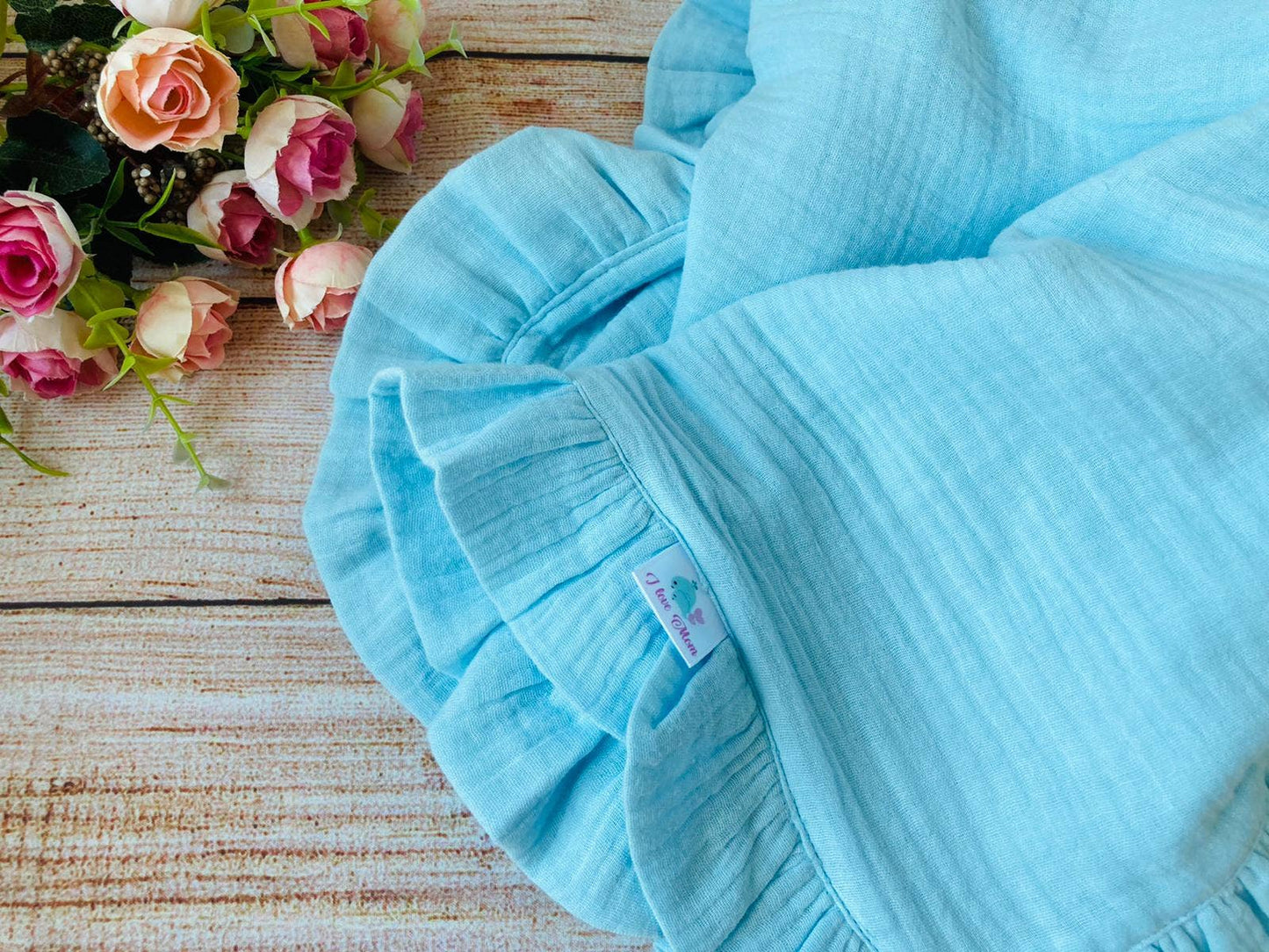 Bomullsmuslin babyfilt med volanger - ljusblå