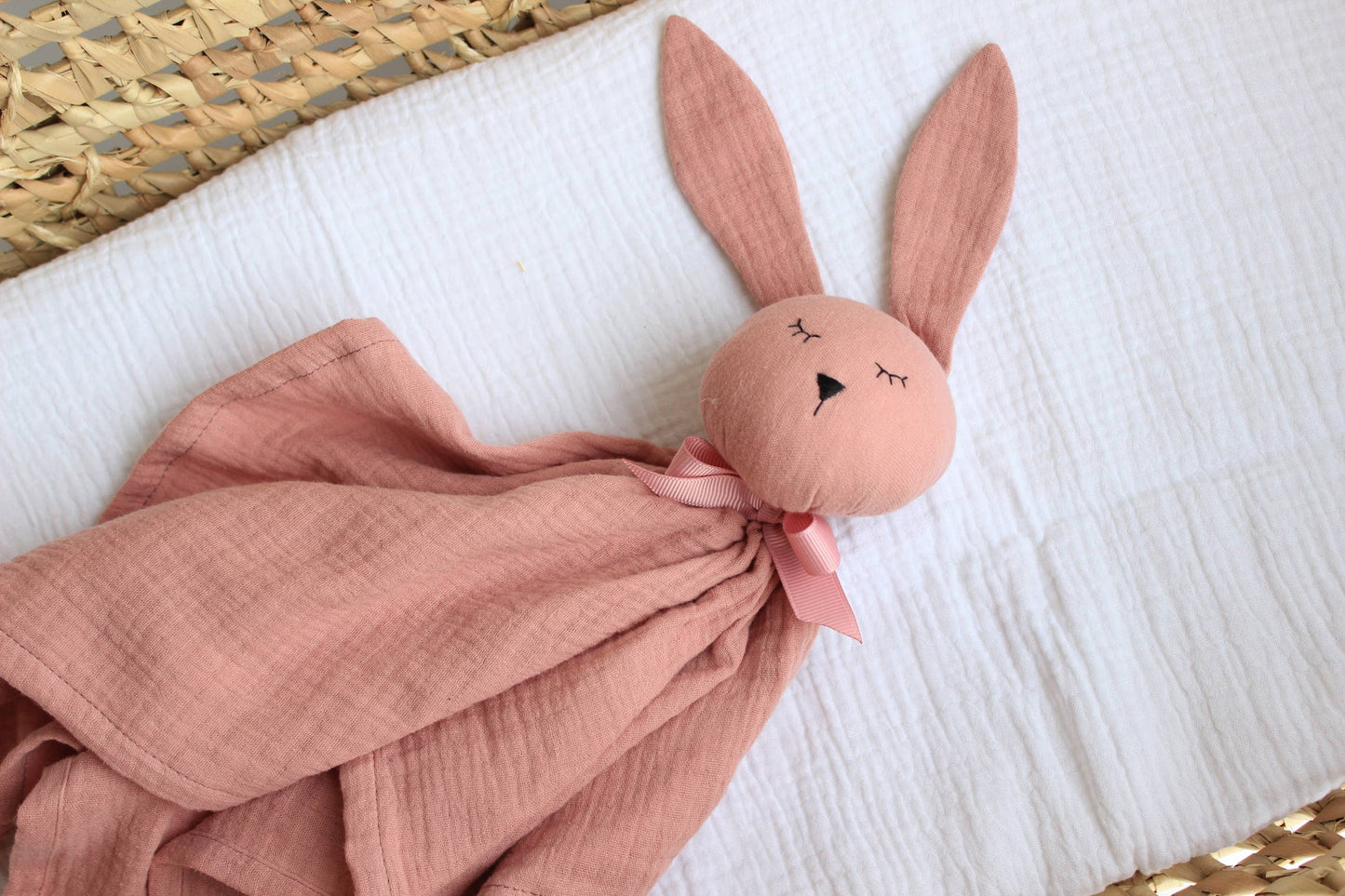 Bomullsmuslin snuggle bunny - gammelrosa