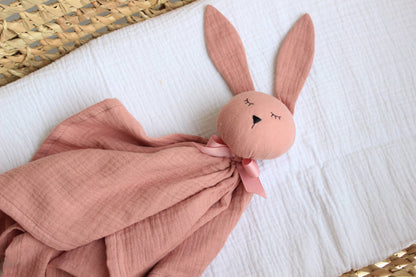 Bomullsmuslin snuggle bunny - gammelrosa