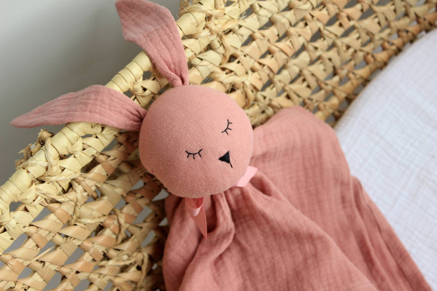 Bomullsmuslin snuggle bunny - gammelrosa
