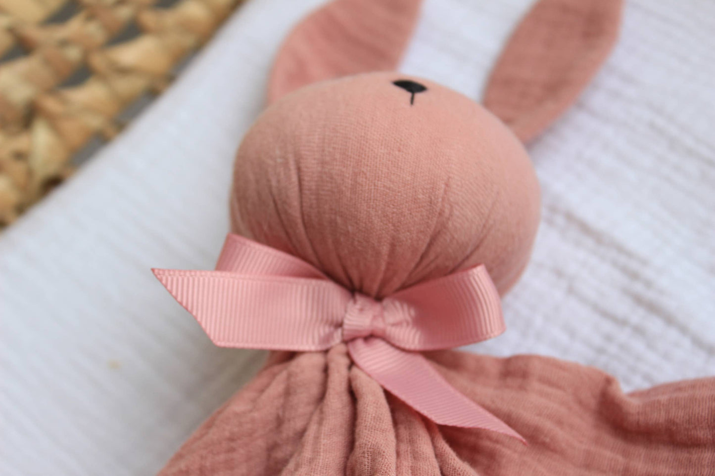 Bomullsmuslin snuggle bunny - gammelrosa