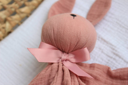 Bomullsmuslin snuggle bunny - gammelrosa